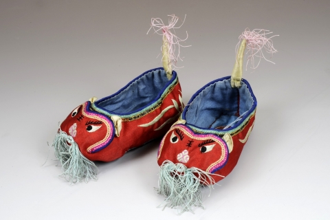 Stitches of Love – Through the Looking Glass of a Textile Conservator