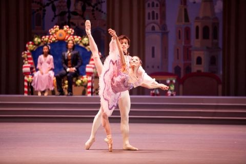 [Review] The Nutcracker – A tale of snowflakes, cute mice and a growing Christmas tree